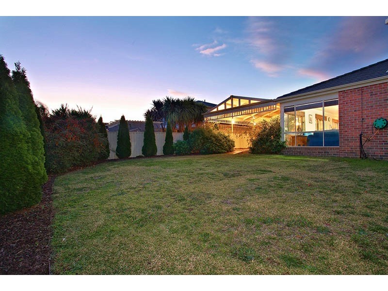 11 Melfin Drive, Hillside VIC 3037