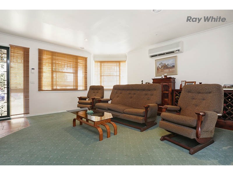 11 Manchester Drive, Sydenham VIC 3037