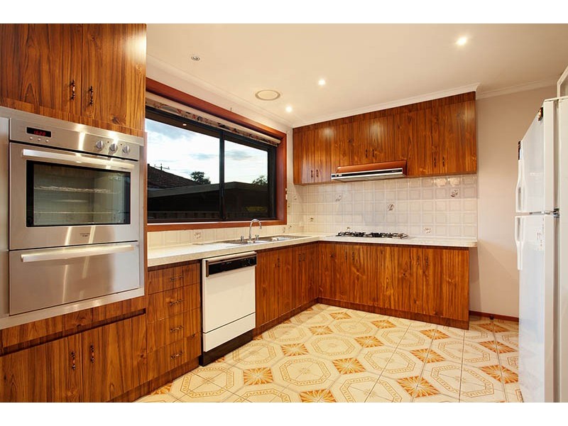 10 Leavesdon Avenue, Kealba VIC 3021