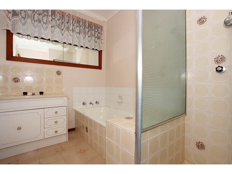 10 Leavesdon Avenue, Kealba VIC 3021