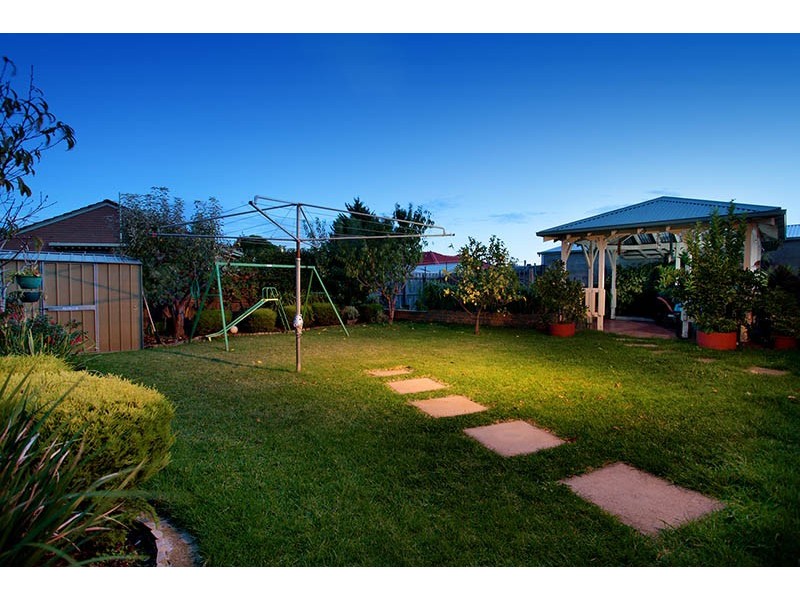 10 Leavesdon Avenue, Kealba VIC 3021