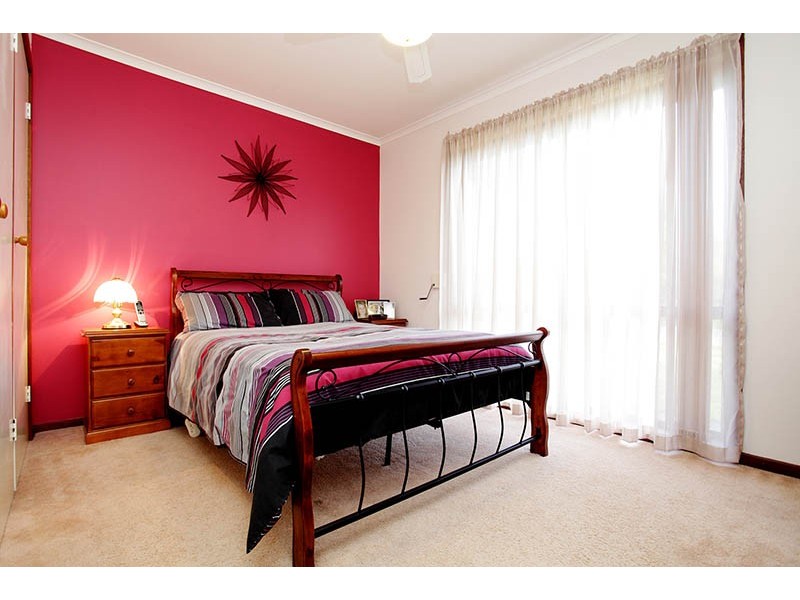 2/58 Andrew Street, Melton South VIC 3338