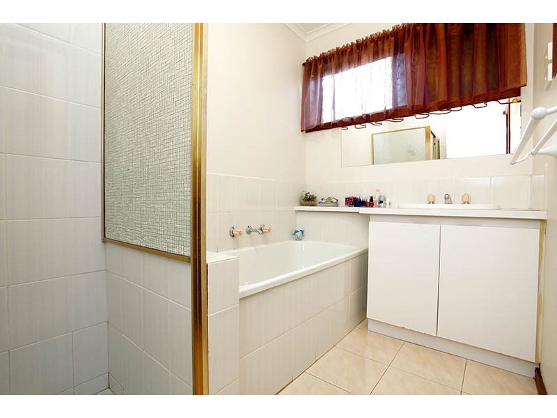 2/58 Andrew Street, Melton South VIC 3338