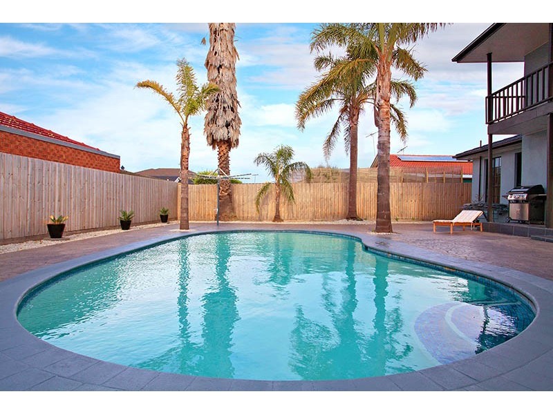 2 Burrowye Crescent, Taylors Lakes VIC 3038