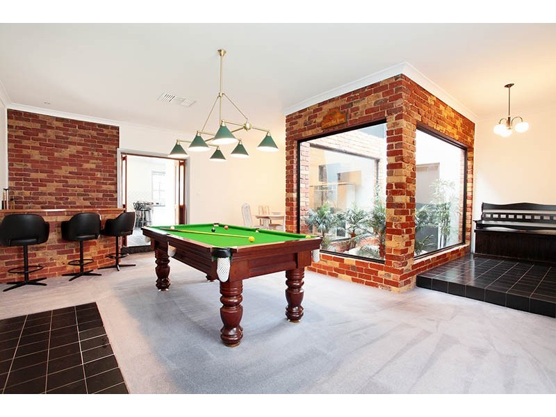 2 Burrowye Crescent, Taylors Lakes VIC 3038