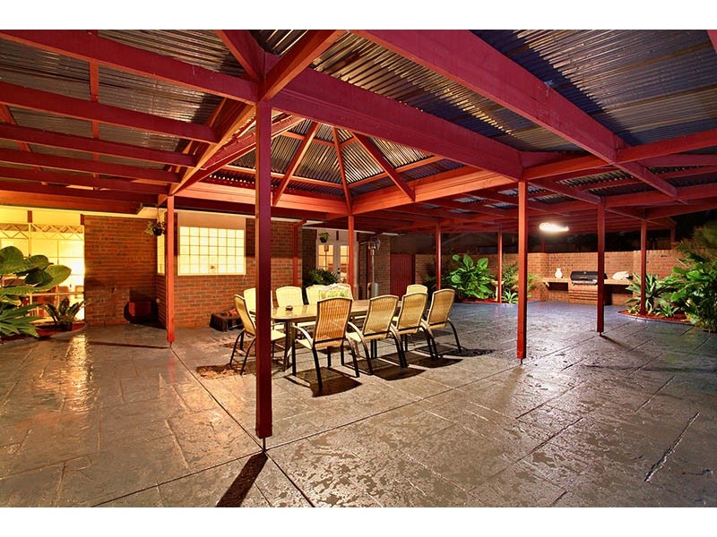 30 Leichardt Close, Taylors Lakes VIC 3038