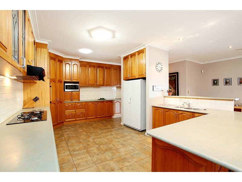 30 Leichardt Close, Taylors Lakes VIC 3038