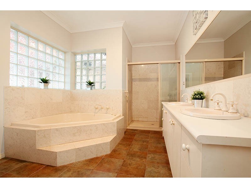 30 Leichardt Close, Taylors Lakes VIC 3038