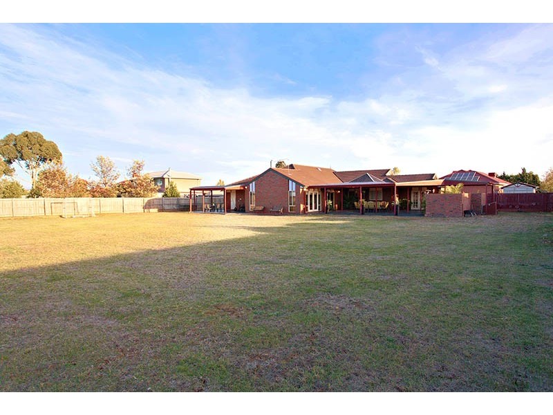 30 Leichardt Close, Taylors Lakes VIC 3038