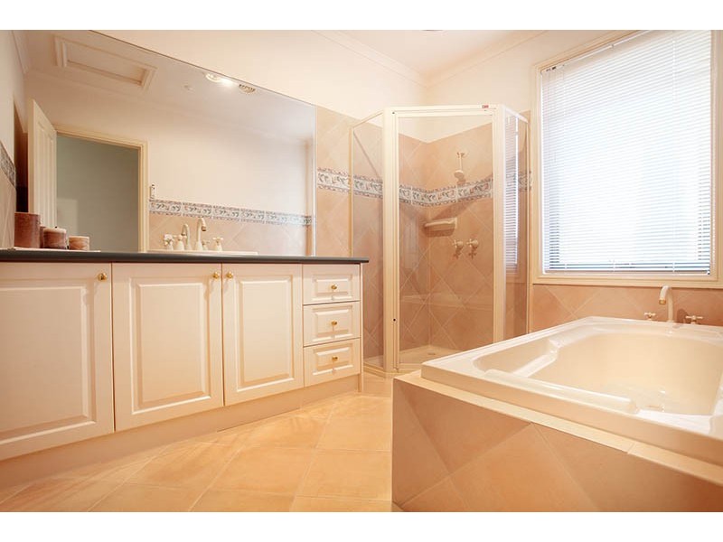 12 Stirling Court, Hillside VIC 3037