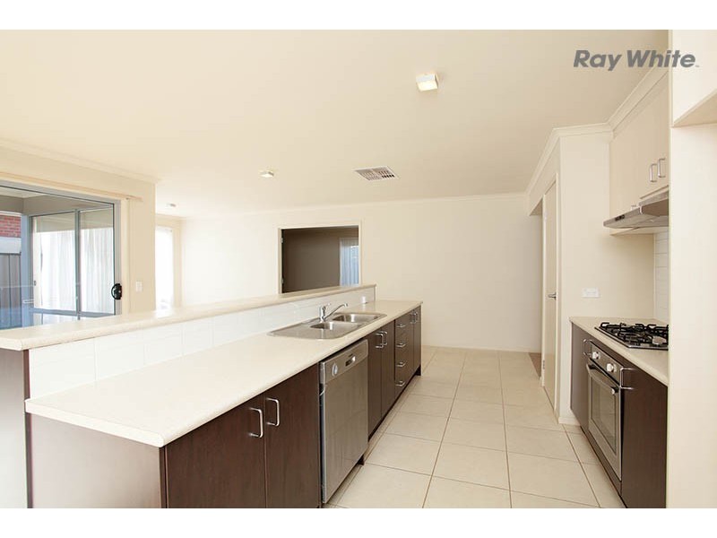 33 Melfin Drive, Hillside VIC 3037