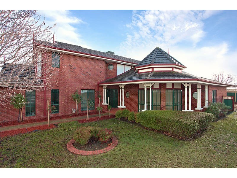 2 Palmerston Crescent, Taylors Lakes VIC 3038