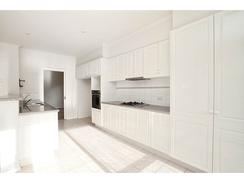 2 Palmerston Crescent, Taylors Lakes VIC 3038