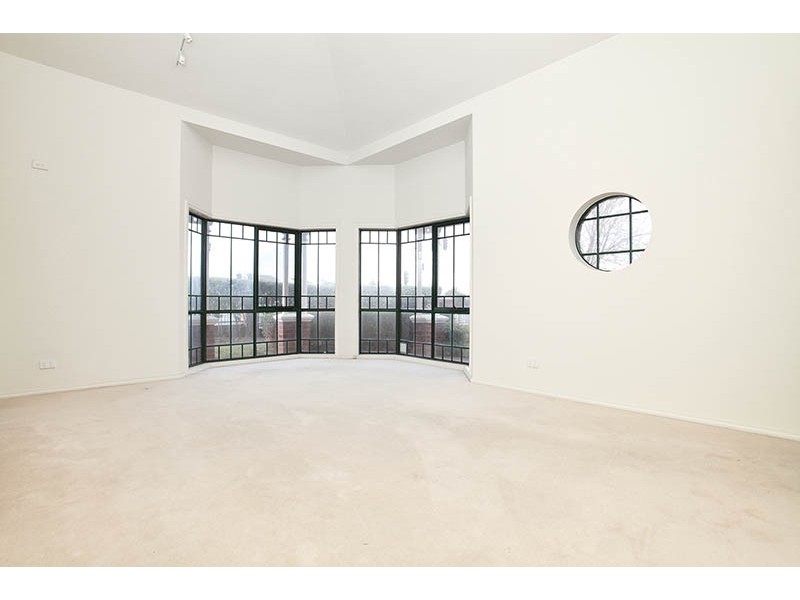 2 Palmerston Crescent, Taylors Lakes VIC 3038