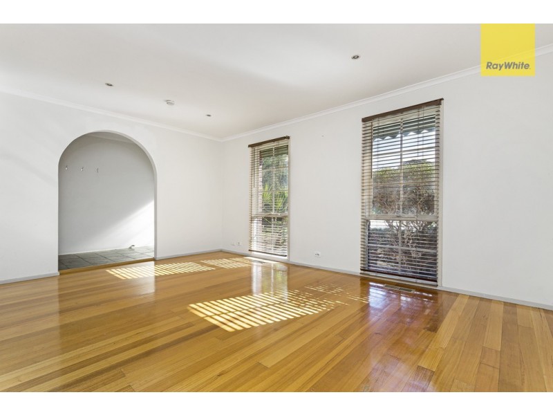 6 Cocoparra Crescent, Taylors Lakes VIC 3038