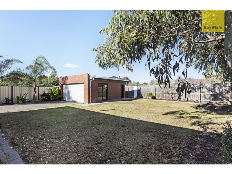 6 Cocoparra Crescent, Taylors Lakes VIC 3038