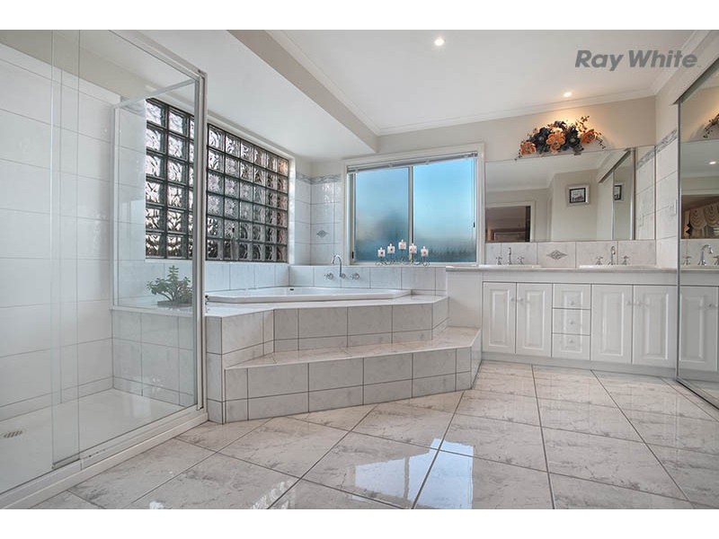 18 Sandover Way, Taylors Lakes VIC 3038