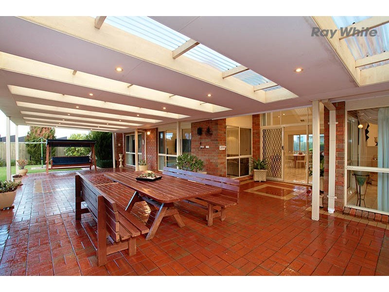 18 Sandover Way, Taylors Lakes VIC 3038