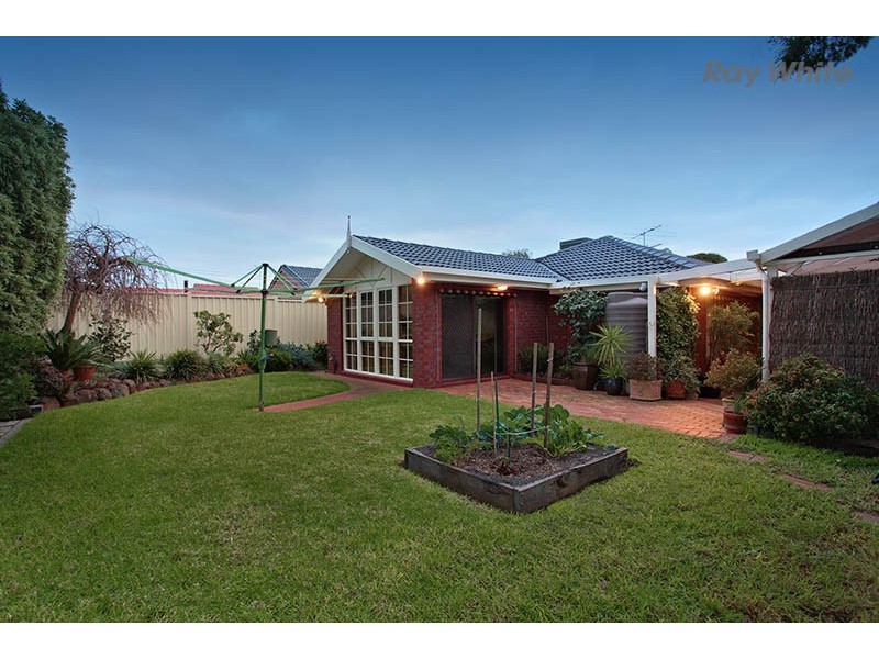 38 Cocoparra Crescent, Taylors Lakes VIC 3038