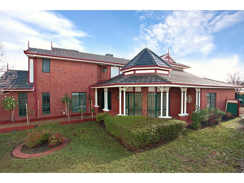 2 Palmerston Crescent, Taylors Lakes VIC 3038