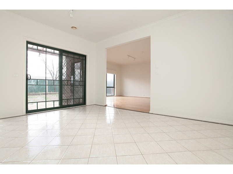 2 Palmerston Crescent, Taylors Lakes VIC 3038