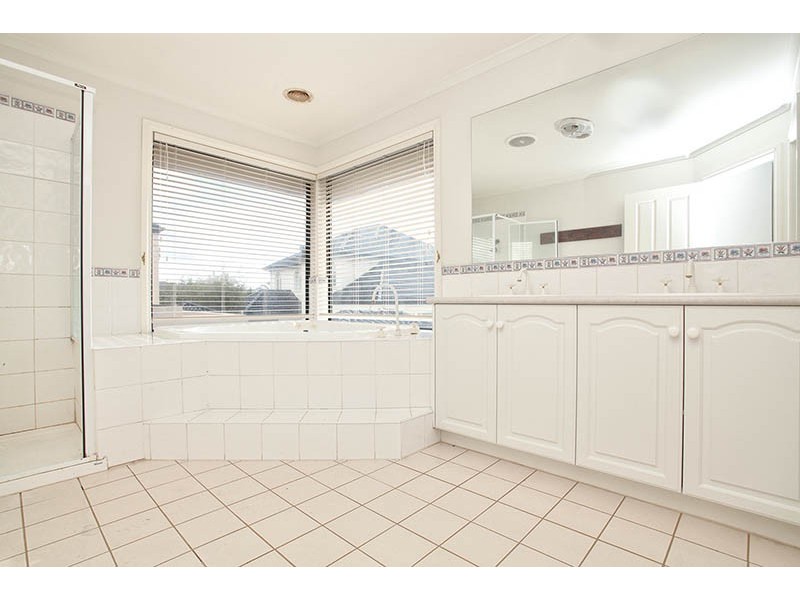 2 Palmerston Crescent, Taylors Lakes VIC 3038