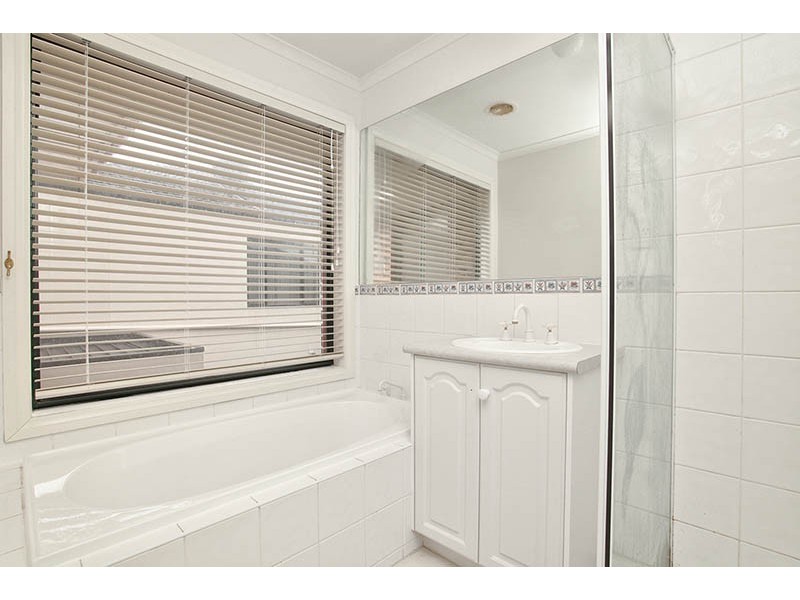 2 Palmerston Crescent, Taylors Lakes VIC 3038