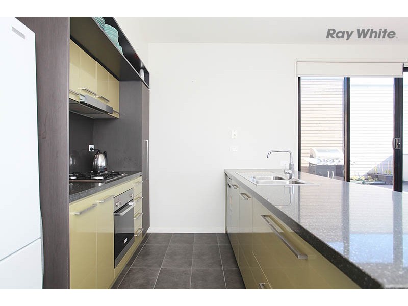 AP 18/11 Monckton Place, Caroline Springs VIC 3023