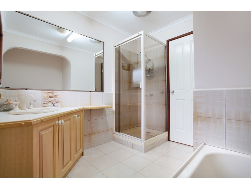 38 Cocoparra Crescent, Taylors Lakes VIC 3038