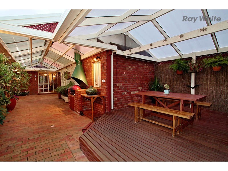 38 Cocoparra Crescent, Taylors Lakes VIC 3038