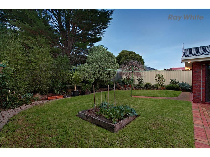 38 Cocoparra Crescent, Taylors Lakes VIC 3038
