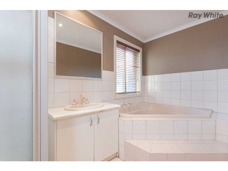 15 Goulburn Circuit, Caroline Springs VIC 3023