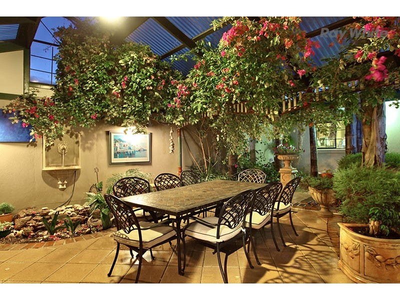 2 Drysdale Avenue, Taylors Lakes VIC 3038