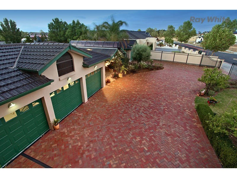 2 Drysdale Avenue, Taylors Lakes VIC 3038