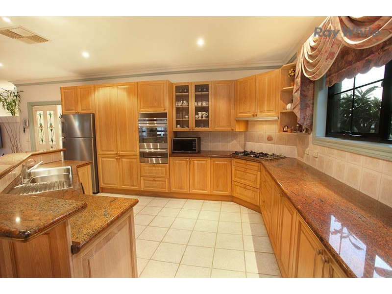 2 Drysdale Avenue, Taylors Lakes VIC 3038