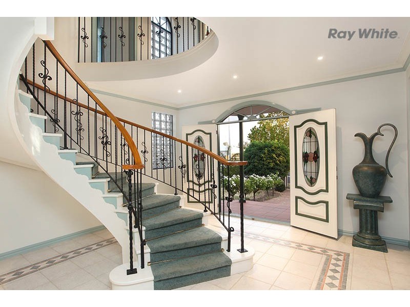 2 Drysdale Avenue, Taylors Lakes VIC 3038