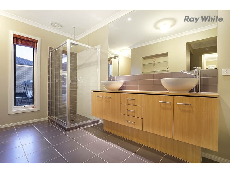 33 Birchgrove Way, Taylors Hill VIC 3037