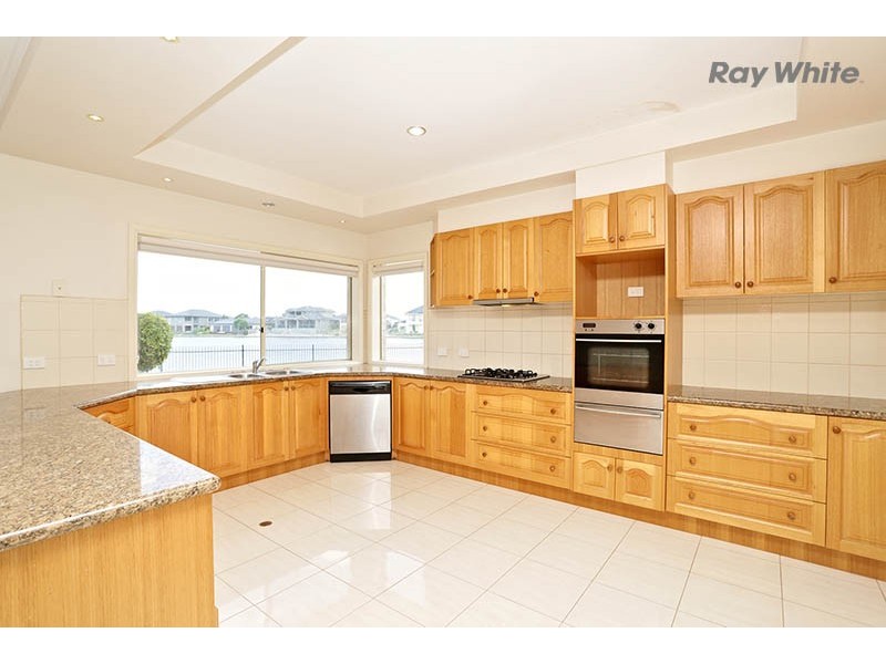 2 Waterford Court, Sanctuary Lakes VIC 3030