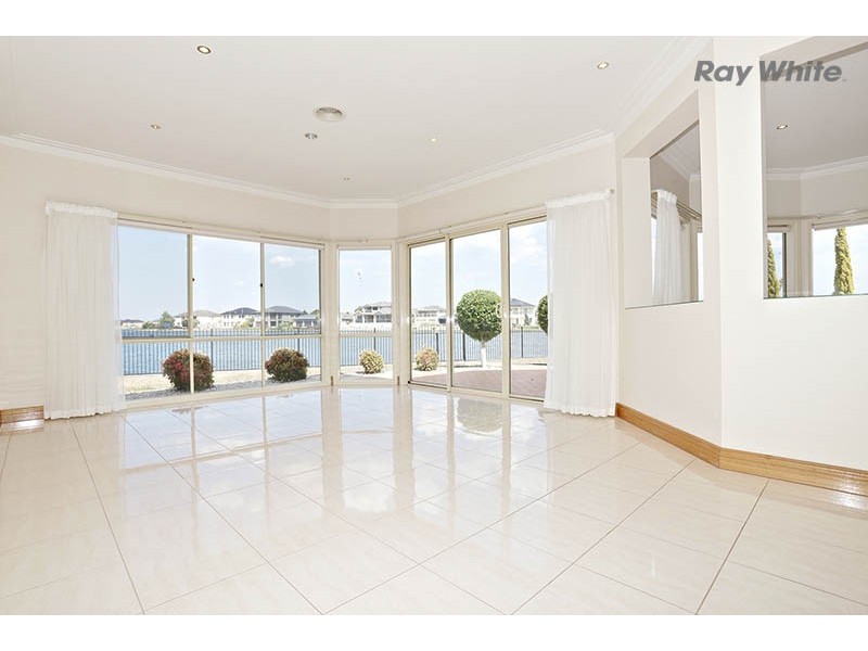 2 Waterford Court, Sanctuary Lakes VIC 3030