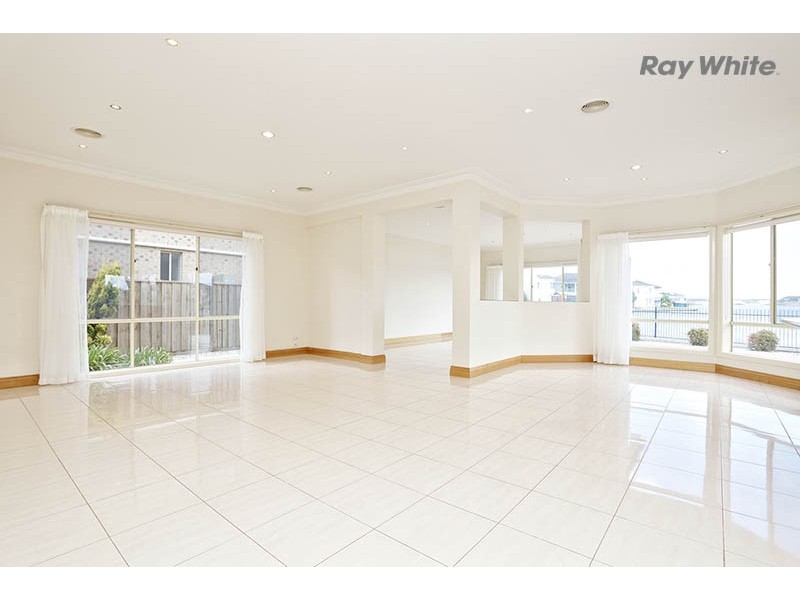 2 Waterford Court, Sanctuary Lakes VIC 3030