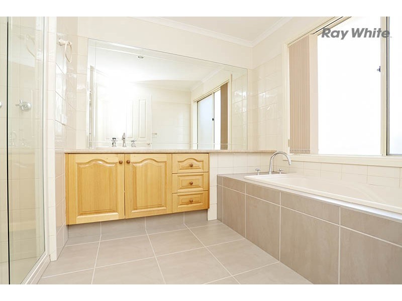 2 Waterford Court, Sanctuary Lakes VIC 3030