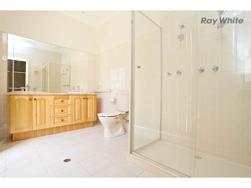 2 Waterford Court, Sanctuary Lakes VIC 3030