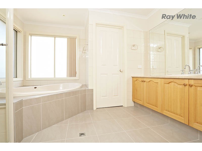 2 Waterford Court, Sanctuary Lakes VIC 3030