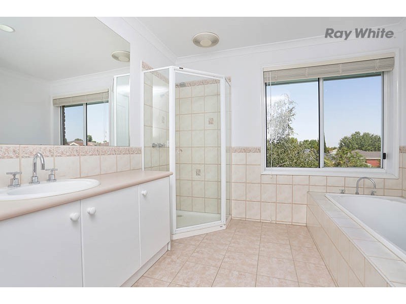 8 Golden Way, Hillside VIC 3037