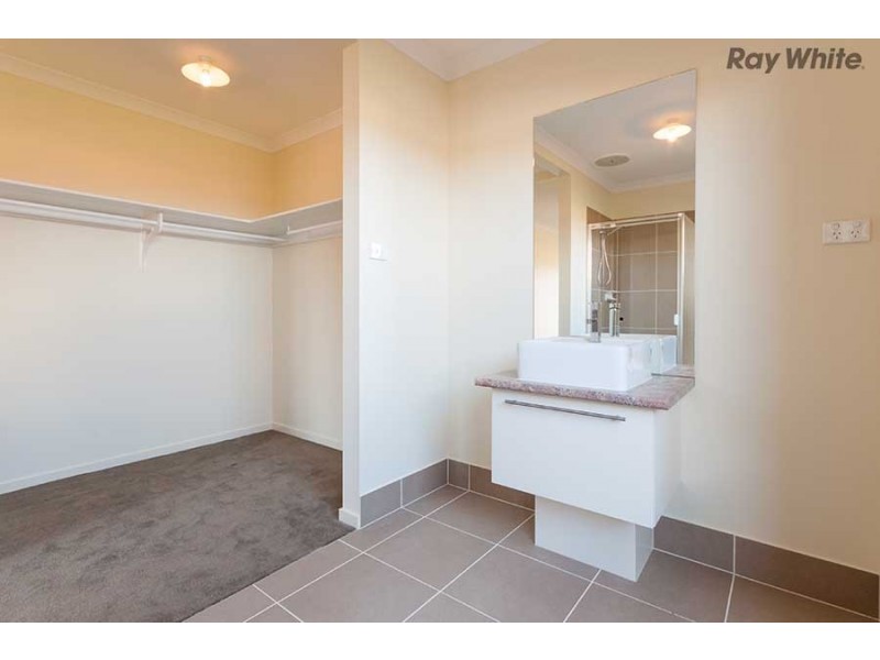 41 Cooloongup Crescent, Melton West VIC 3337