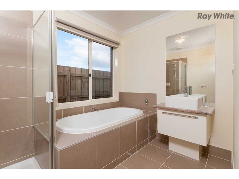 41 Cooloongup Crescent, Melton West VIC 3337