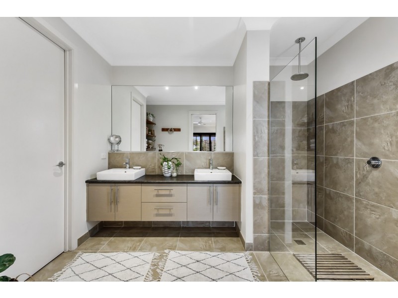 25 Pyrmont Terrace, Taylors Hill VIC 3037