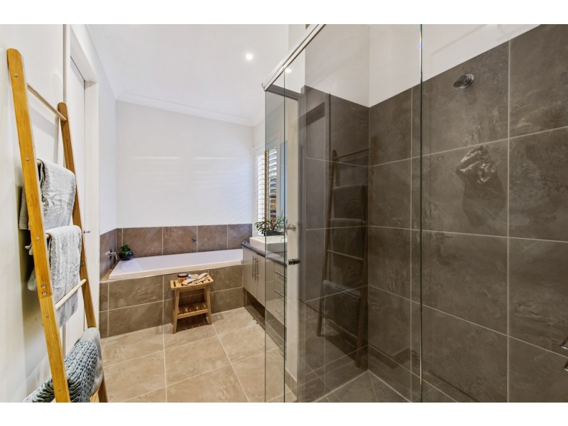 25 Pyrmont Terrace, Taylors Hill VIC 3037