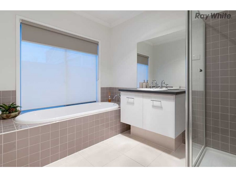 61 Cambridge Crescent, Taylors Lakes VIC 3038