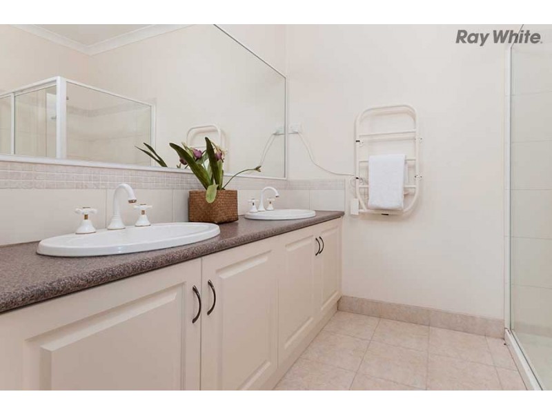 15 Kamo Court, Taylors Lakes VIC 3038